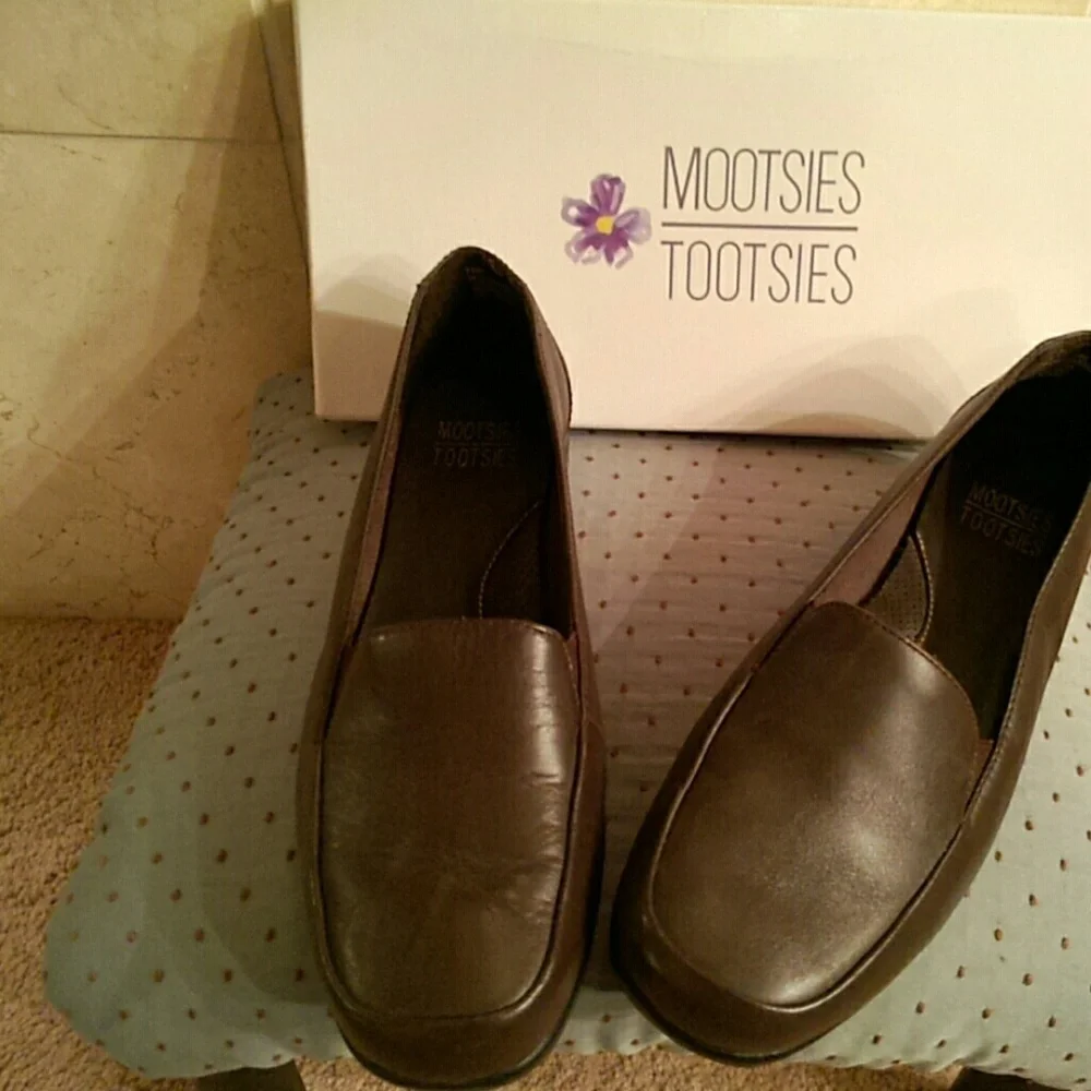 Mootsie Tootsie Comfy brown slip on shoes loafers